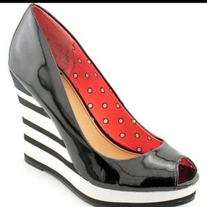 FERGALICIOUS UNTOLD Wedge Pump peep toe striped